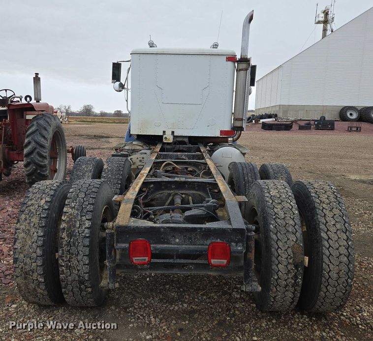 image for item EB1186 1993 International 9200 Eagle truck cab and chassis