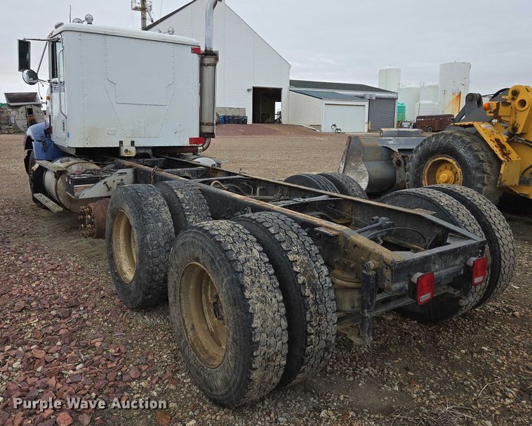 image for item EB1186 1993 International 9200 Eagle truck cab and chassis