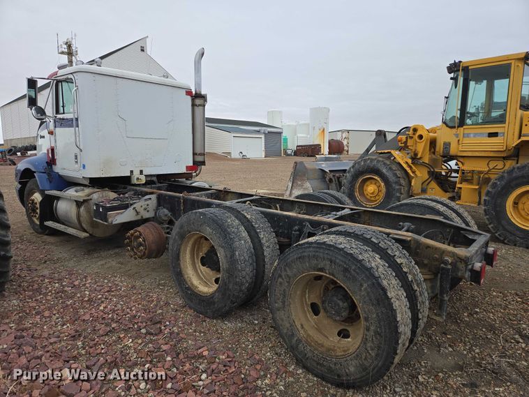 image for item EB1186 1993 International 9200 Eagle truck cab and chassis