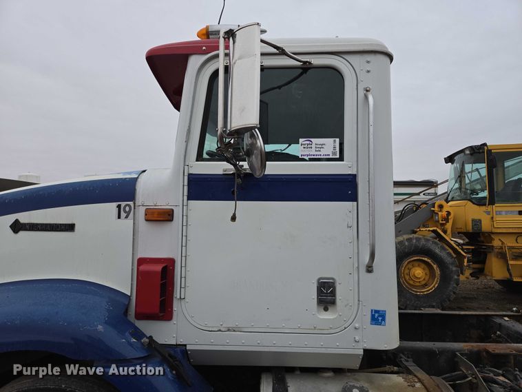 image for item EB1186 1993 International 9200 Eagle truck cab and chassis