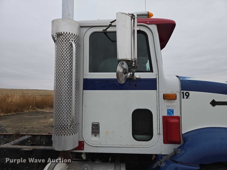 image for item EB1186 1993 International 9200 Eagle truck cab and chassis