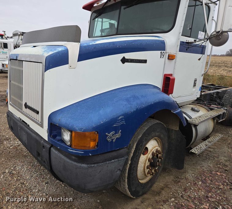 image for item EB1186 1993 International 9200 Eagle truck cab and chassis