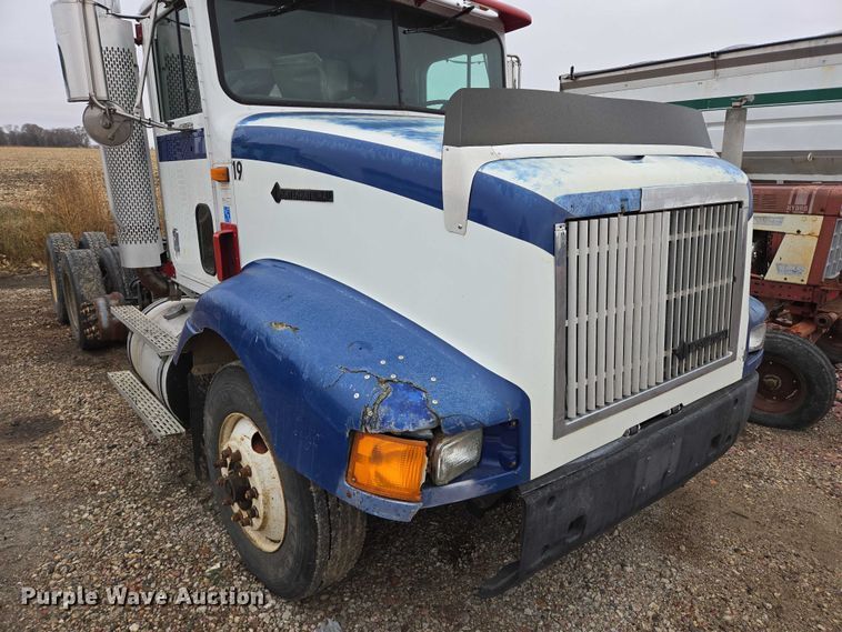 image for item EB1186 1993 International 9200 Eagle truck cab and chassis