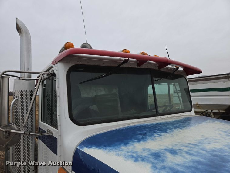 image for item EB1186 1993 International 9200 Eagle truck cab and chassis