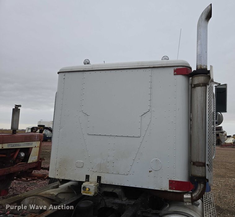 image for item EB1186 1993 International 9200 Eagle truck cab and chassis