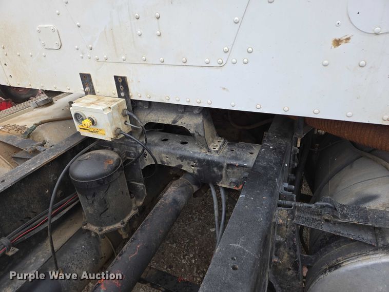 image for item EB1186 1993 International 9200 Eagle truck cab and chassis