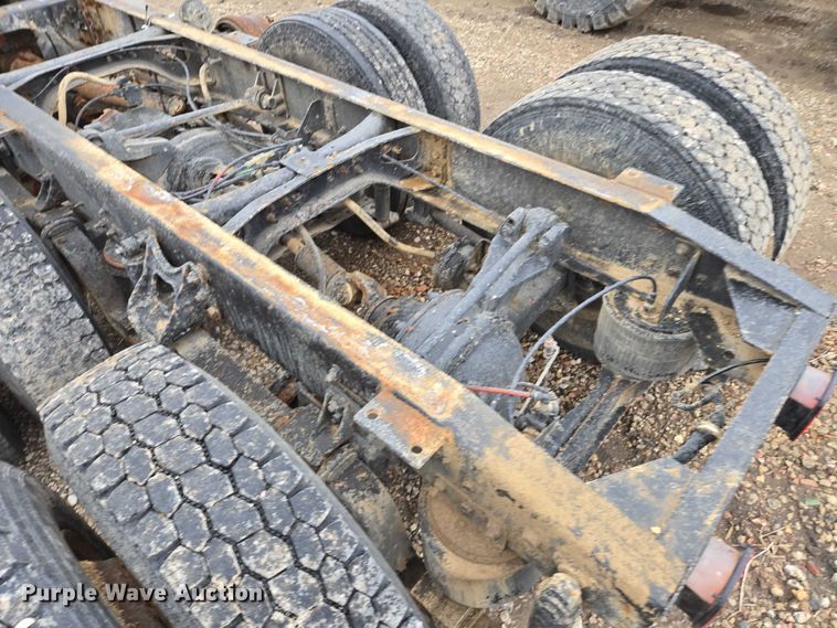 image for item EB1186 1993 International 9200 Eagle truck cab and chassis