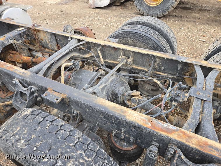 image for item EB1186 1993 International 9200 Eagle truck cab and chassis