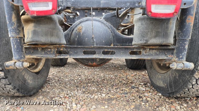 image for item EB1186 1993 International 9200 Eagle truck cab and chassis