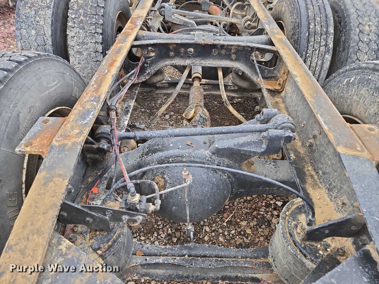 image for item EB1186 1993 International 9200 Eagle truck cab and chassis