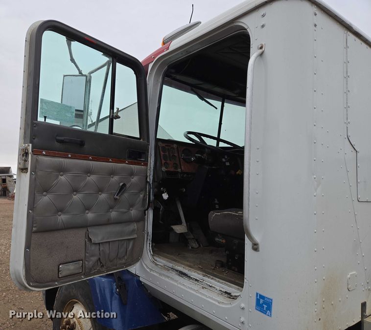 image for item EB1186 1993 International 9200 Eagle truck cab and chassis