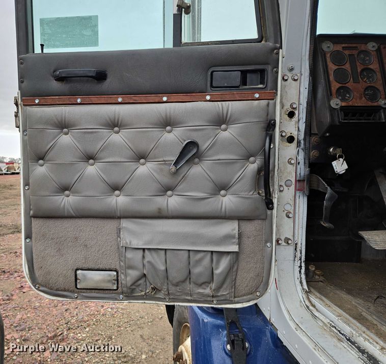 image for item EB1186 1993 International 9200 Eagle truck cab and chassis