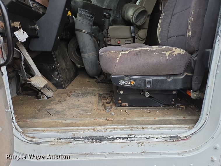 image for item EB1186 1993 International 9200 Eagle truck cab and chassis