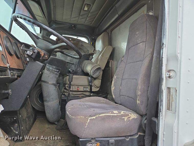 image for item EB1186 1993 International 9200 Eagle truck cab and chassis