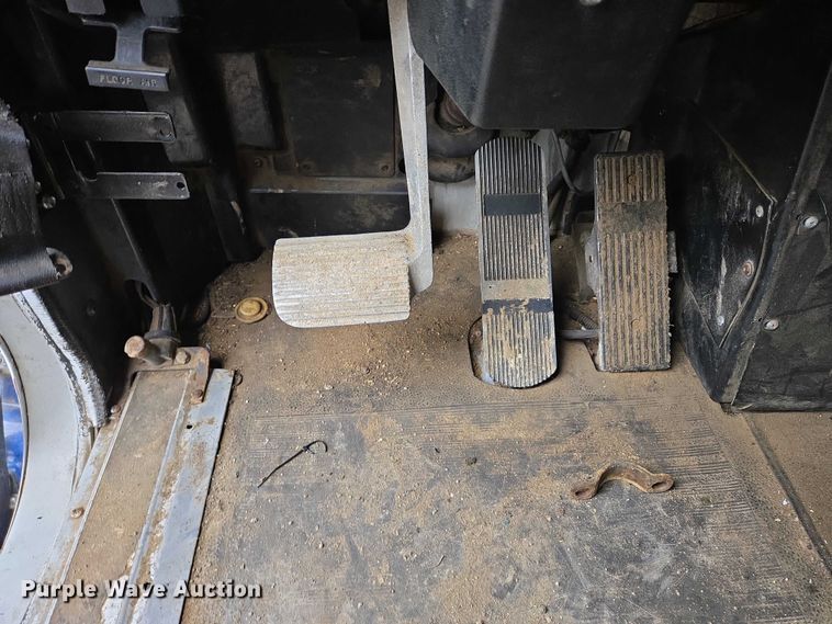 image for item EB1186 1993 International 9200 Eagle truck cab and chassis