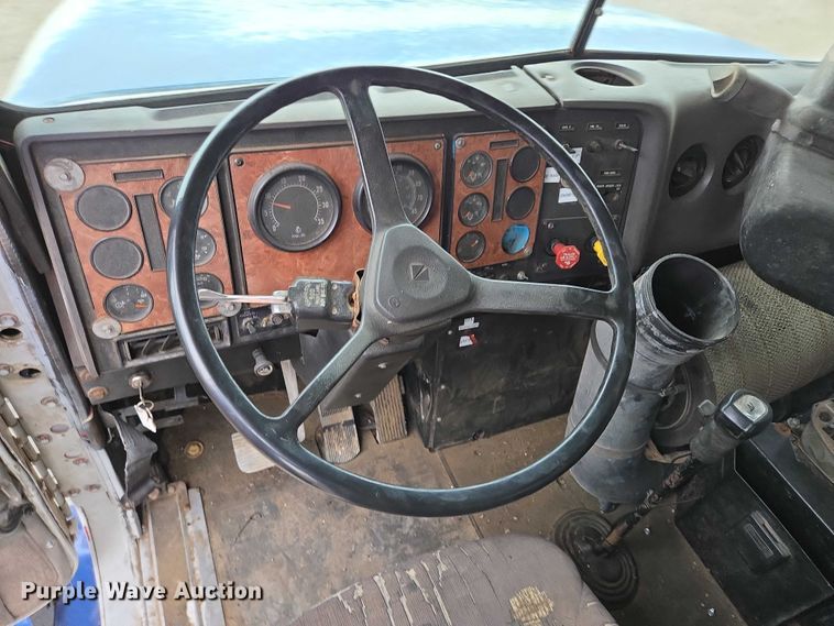 image for item EB1186 1993 International 9200 Eagle truck cab and chassis