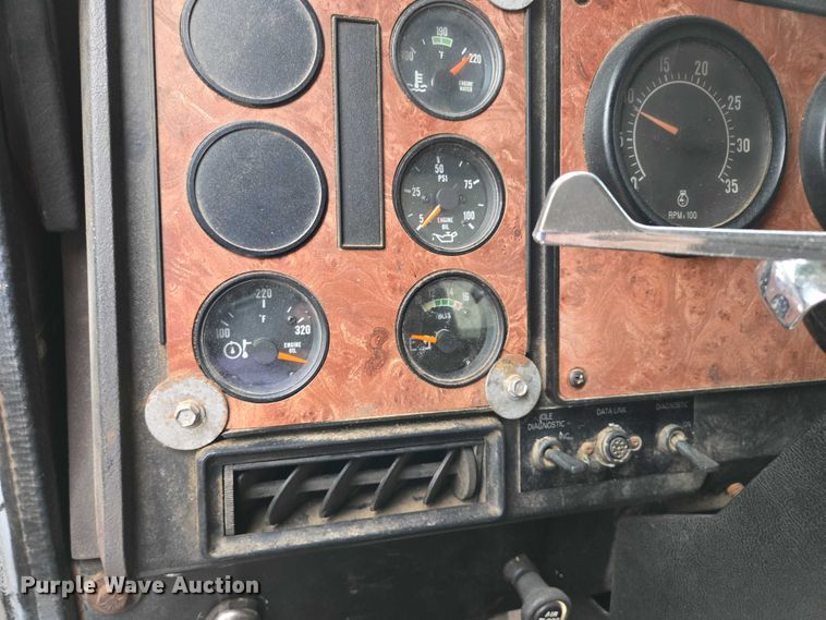 image for item EB1186 1993 International 9200 Eagle truck cab and chassis