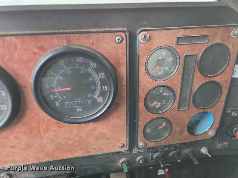 image for item EB1186 1993 International 9200 Eagle truck cab and chassis