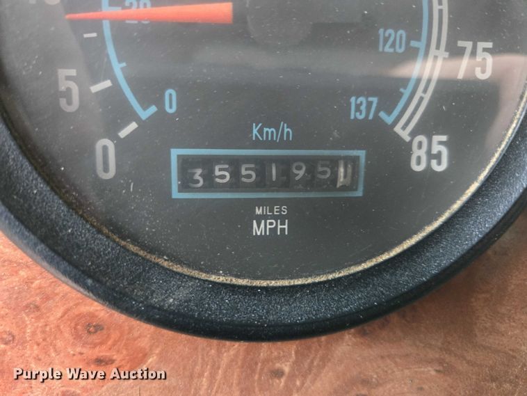 image for item EB1186 1993 International 9200 Eagle truck cab and chassis