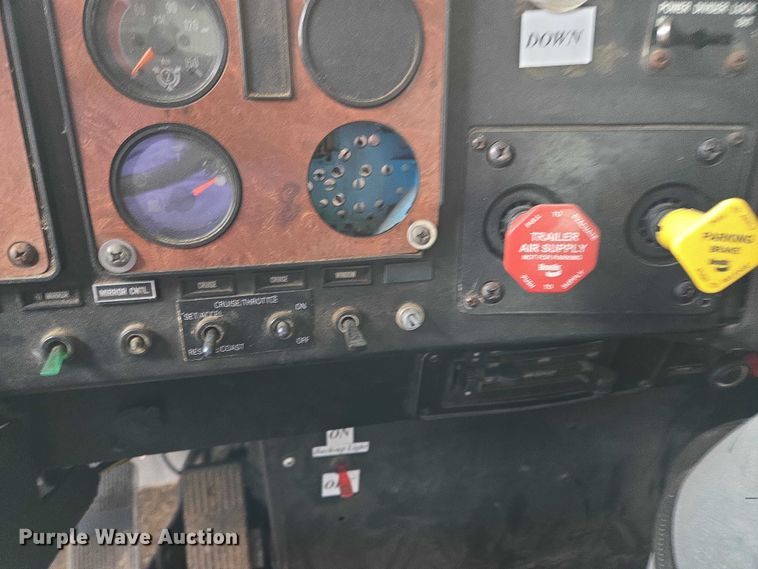 image for item EB1186 1993 International 9200 Eagle truck cab and chassis