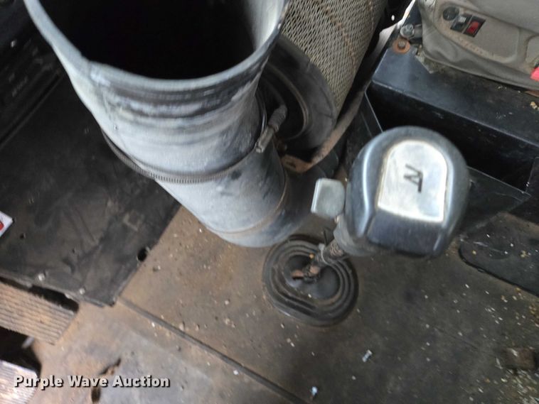 image for item EB1186 1993 International 9200 Eagle truck cab and chassis