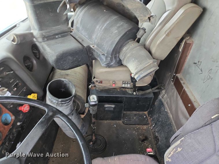 image for item EB1186 1993 International 9200 Eagle truck cab and chassis