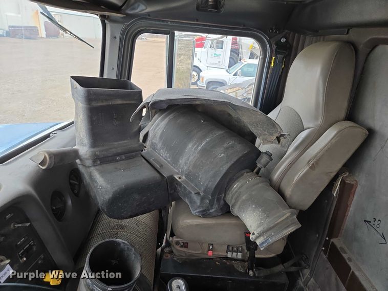 image for item EB1186 1993 International 9200 Eagle truck cab and chassis