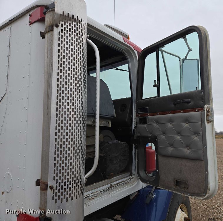 image for item EB1186 1993 International 9200 Eagle truck cab and chassis