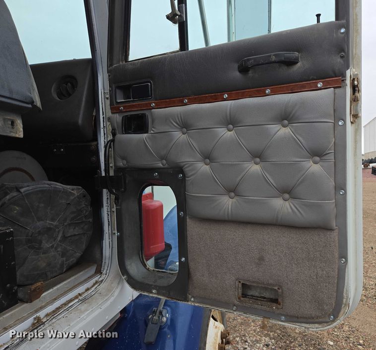 image for item EB1186 1993 International 9200 Eagle truck cab and chassis