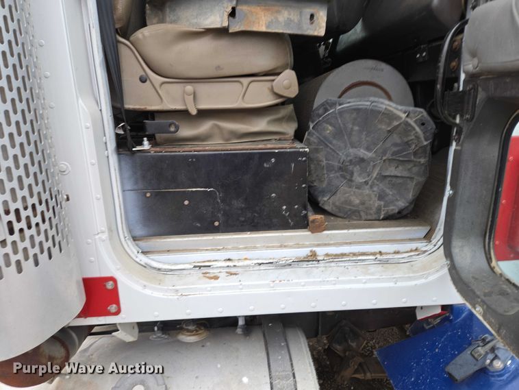 image for item EB1186 1993 International 9200 Eagle truck cab and chassis