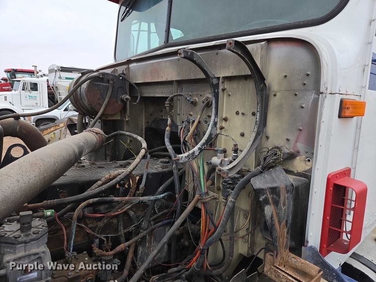 image for item EB1186 1993 International 9200 Eagle truck cab and chassis