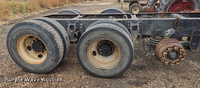 image for item EB1186 1993 International 9200 Eagle truck cab and chassis