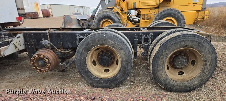 image for item EB1186 1993 International 9200 Eagle truck cab and chassis