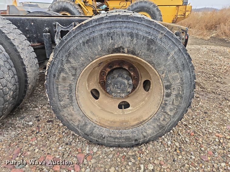 image for item EB1186 1993 International 9200 Eagle truck cab and chassis