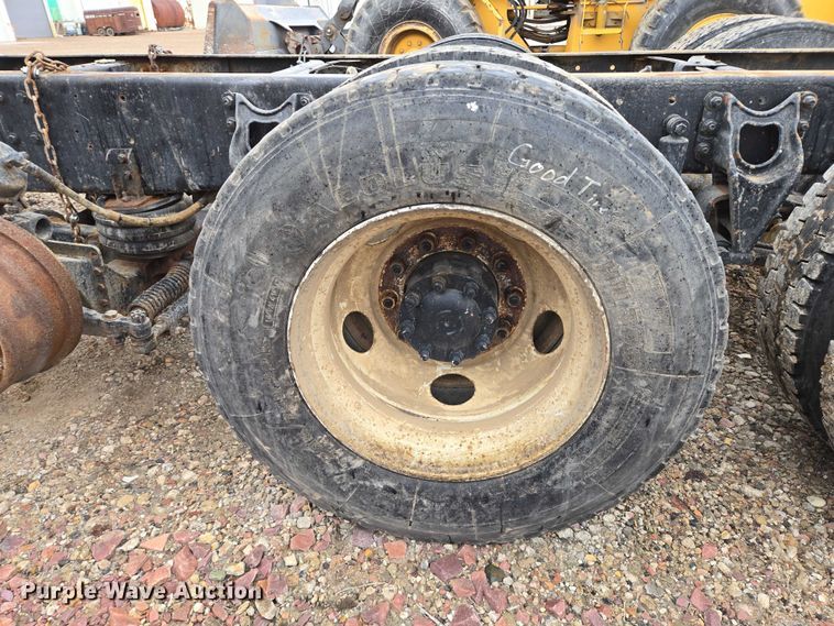 image for item EB1186 1993 International 9200 Eagle truck cab and chassis