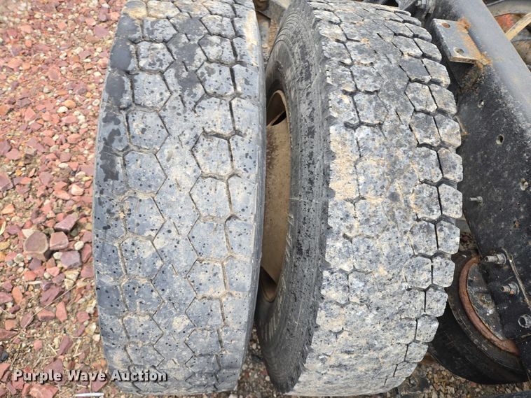 image for item EB1186 1993 International 9200 Eagle truck cab and chassis