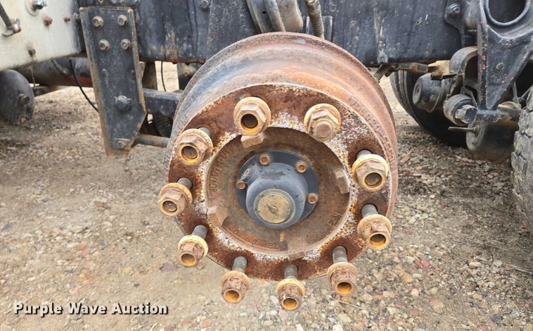 image for item EB1186 1993 International 9200 Eagle truck cab and chassis