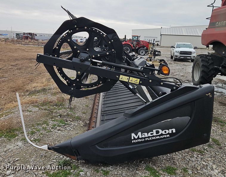 image for item EB8464 2015 MacDon FD75-D flex draper head