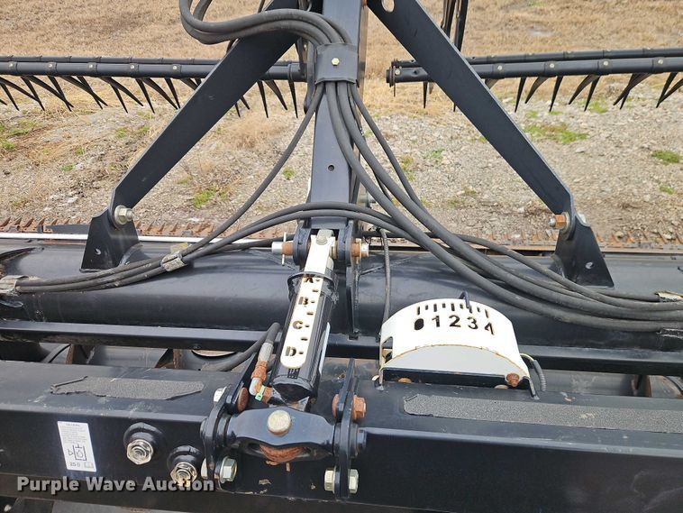 image for item EB8464 2015 MacDon FD75-D flex draper head