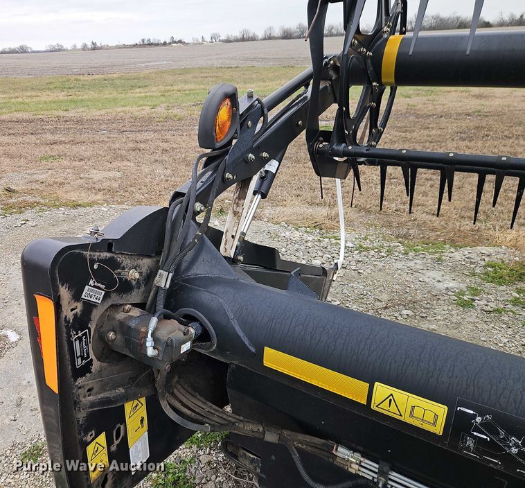 image for item EB8464 2015 MacDon FD75-D flex draper head