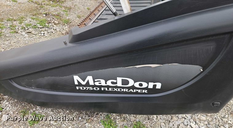 image for item EB8464 2015 MacDon FD75-D flex draper head