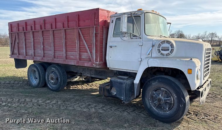 image for item EC4462 1978 Ford L9000 grain truck