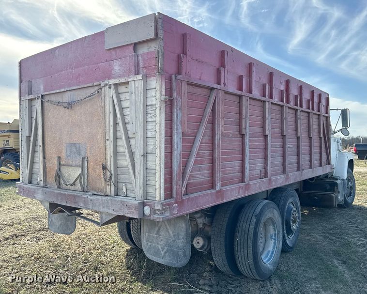 image for item EC4462 1978 Ford L9000 grain truck