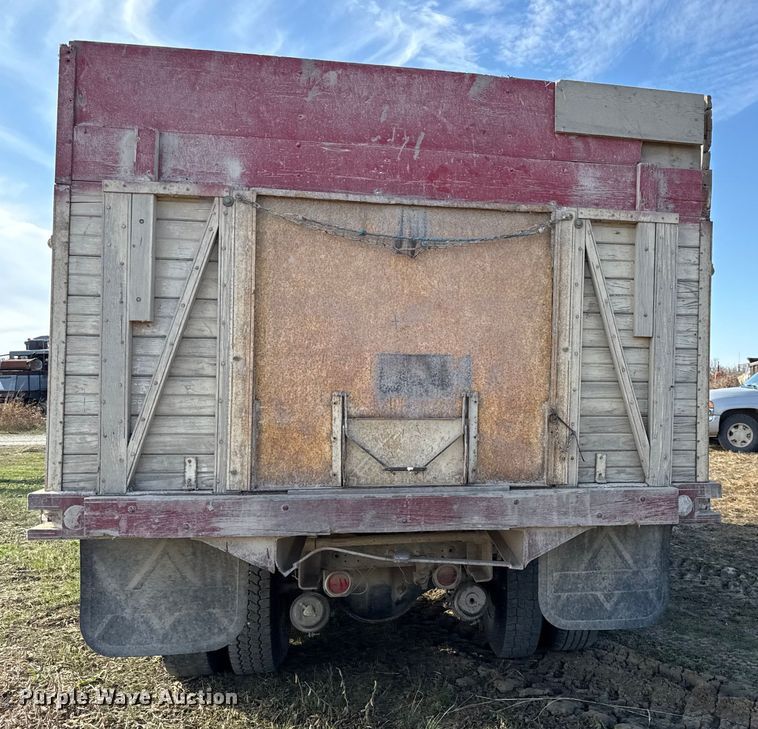 image for item EC4462 1978 Ford L9000 grain truck