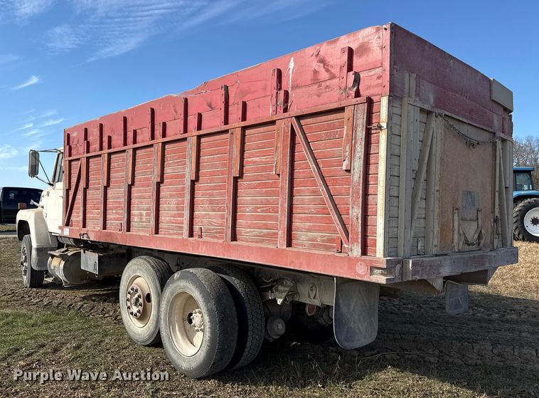image for item EC4462 1978 Ford L9000 grain truck