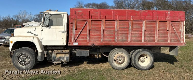 image for item EC4462 1978 Ford L9000 grain truck