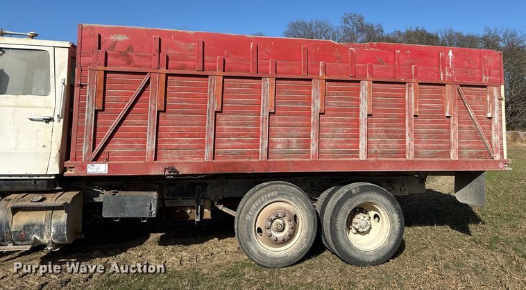 image for item EC4462 1978 Ford L9000 grain truck