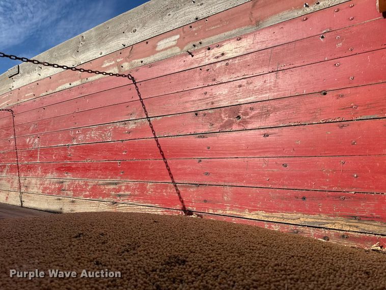 image for item EC4462 1978 Ford L9000 grain truck