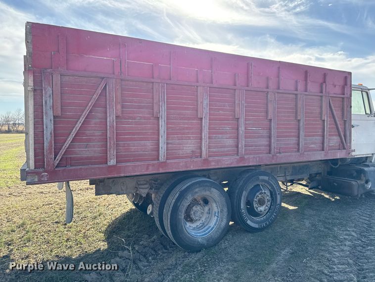 image for item EC4462 1978 Ford L9000 grain truck