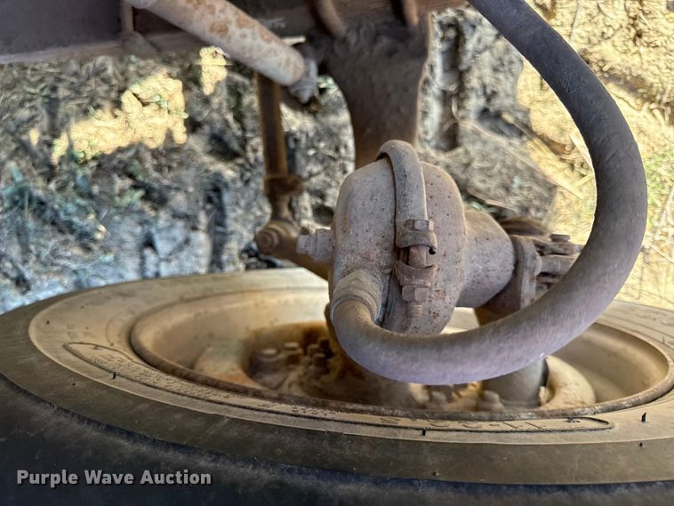 image for item EC4462 1978 Ford L9000 grain truck